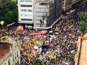 Mais de 40 mil servidores estaduais tomam Largo Glênio Perez e decidem parar por três dias