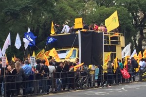 Milhares se reuniram em frente ao Palácio Piratini que foi cercado pela Polícia Militar