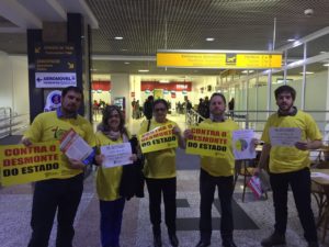 Diretoria do Sintergs durante panfletagem no aeroporto Salgado Filho