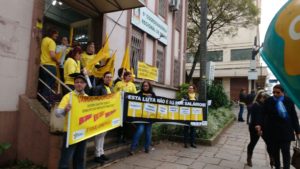 Servidores protestam em Passo Fundo