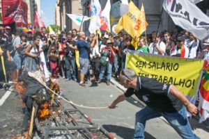 Boneco do Governador Sartori foi queimado